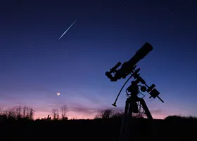 Astronom - AdobeStock_487608898 --- astrosystem --- 280x200 --- kostenlos